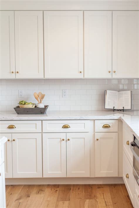 white shaker kitchen cabinet pulls